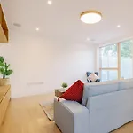 Pass The Keys - Spacious Modern Flat With Garden, In South West London