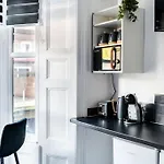 Chic Studio Apartment In Prime London Location