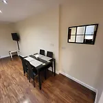 Great Apartment Next To Tooting Bec Tube Station!