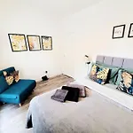 One Bedroom Apartment With A Terrace In Angel