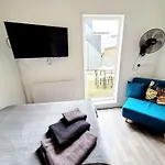 One Bedroom Apartment With A Terrace In Angel