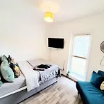 One Bedroom Apartment With A Terrace In Angel