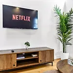 Spacious Contemporary 2 Bed Flat, Central London