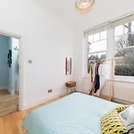 Bright & Spacious Two Double Bedroom Apartment Close To Station