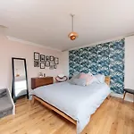 Bright & Spacious Two Double Bedroom Apartment Close To Station