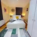 Three Bedrooms Three Bathrooms Sweet Flat