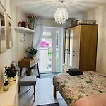 Cozy+Elegant Studio@ West London
