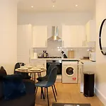 Charming Hyde Park 2Bedroom Flat