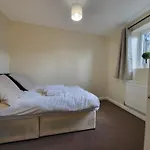 Great Apartment Next To Tooting Bec Tube Station!