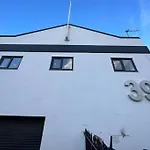 Beautiful New 2 Bed Flat - 5 August House