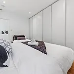 3 Bedroom Flat In Haymarket London Sleeps 14 Hy1