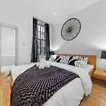 3 Bedroom Flat In Haymarket London Sleeps 14 Hy1