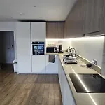 A Spacious Double Room In Bromley-By-Bow
