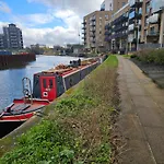 A Spacious Double Room In Bromley-By-Bow