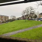 Spacious 2 Bed Dulwich Flat Green Views