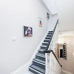 Mansion House With Spacious Apartments Close To Excel London And Canarywharf
