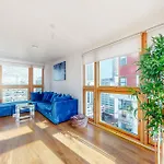 Stylish 2Bed Penthouse With Private Roof Top Terrace In Canary Wharf