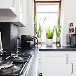Spacious West London Apartment - Great Location