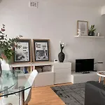 Spacious West London Apartment - Great Location