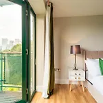 Luxury Docklands 2Bed Apt- Close To Excel- Canary Wharf- City Airport - 02 Arena- Free Parking- Ps 4