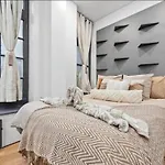 Two Bedroom Flat Opposite To Harrods Kb15