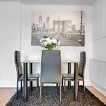 Spacious 2 Bedroom Apartment Near London Excel & Canary Wharf With Free Gated Parking