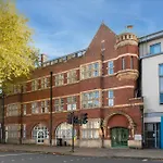 Spacious 2 Bedroom Apartment Near London Excel & Canary Wharf With Free Gated Parking