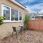 Immaculate 2-Bed London Escape- Sleeps 6- Garden & Parking - 15 Mins To Central- Save 20 Percent Weekly!