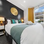 Immaculate 2-Bed London Escape- Sleeps 6- Garden & Parking - 15 Mins To Central- Save 20 Percent Weekly!