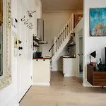 Tranquil City Retreat Loft ~ Close To Victoria!