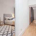 Modern 2-Bed Flat In Earls Court