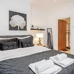 Modern 2-Bed Flat In Earls Court