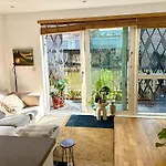 Bright Modern Flat With Canal View