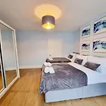 London Spacious 2 Bedroom-3 Mins Walk Tube, Hospital, Queen Mary Uni Sleeps 5