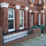 Stylish 2-Bed Flat In The Heart Of West Hampstead