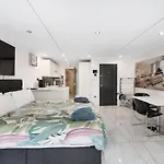 Stylish New Covent Garden Soho Studio Suite Apart