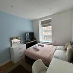 En Suits Room With Your Own Bathroom And Toilet