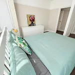 Large 5 Bedroom House Close To Station