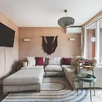 Charming 2-Bedroom Gem In A Trendy London Area