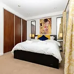 1 King Bed Fast Wifi Earls Court 2 Pax
