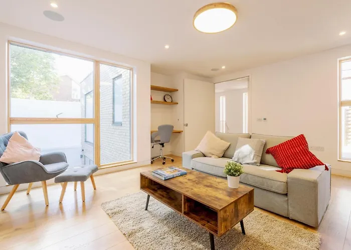 Pass The Keys - Spacious Modern Flat With Garden, In South West London