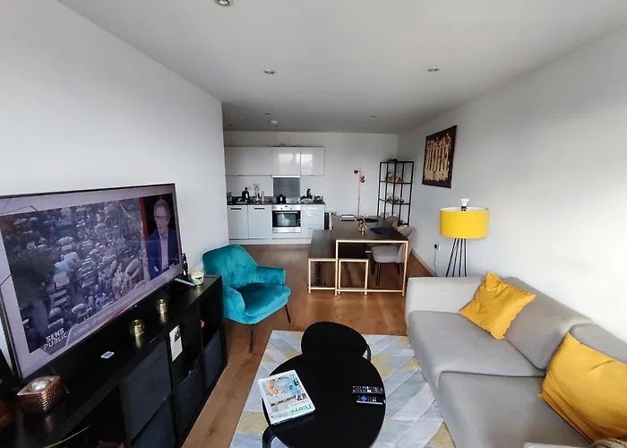 Spacious & Serene Stay In London