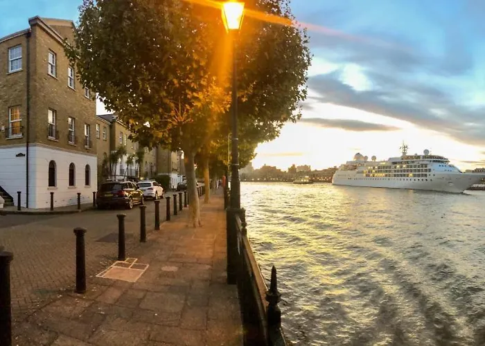 Riverside Flat In Southwark