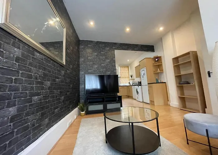 Beautiful 2 Bedroom House In Fulham.