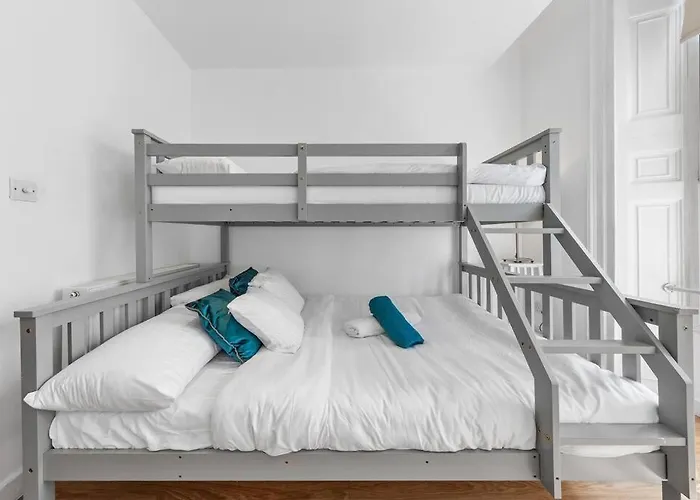 3 Bedroom Flat In Haymarket London Sleeps 14 Hy1