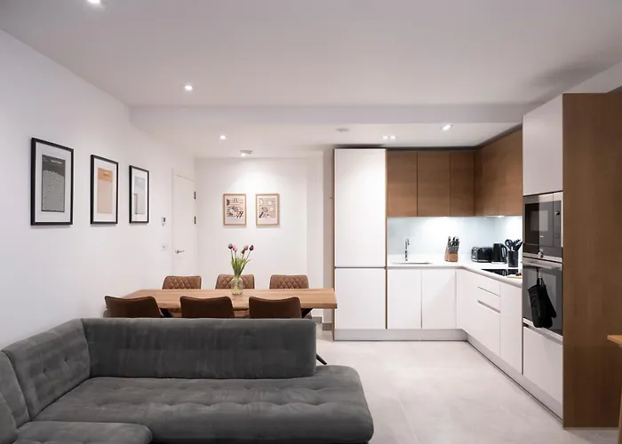 Newly Furnished Apt W/ Patios - Hampstead Heath