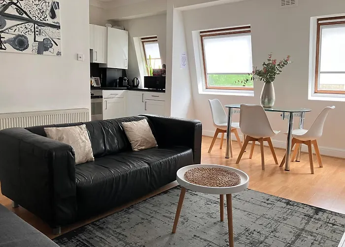Spacious West London Apartment - Great Location