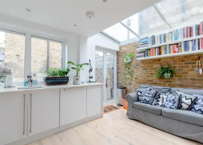 Beautifully Designed 2Bd House - By Queen\'S Park!