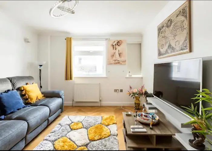Stunning 2 Bedrooms, 2 Bathrooms Flat.