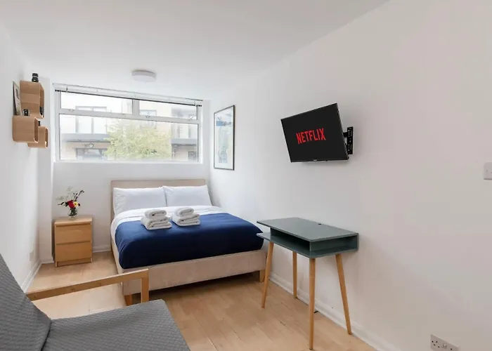A Very Large Modern Room Which Can Take Up To 4 Guest